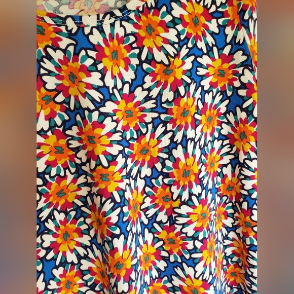 NWOT gleaming gardenias top, lularoe - Picture 11 of 15